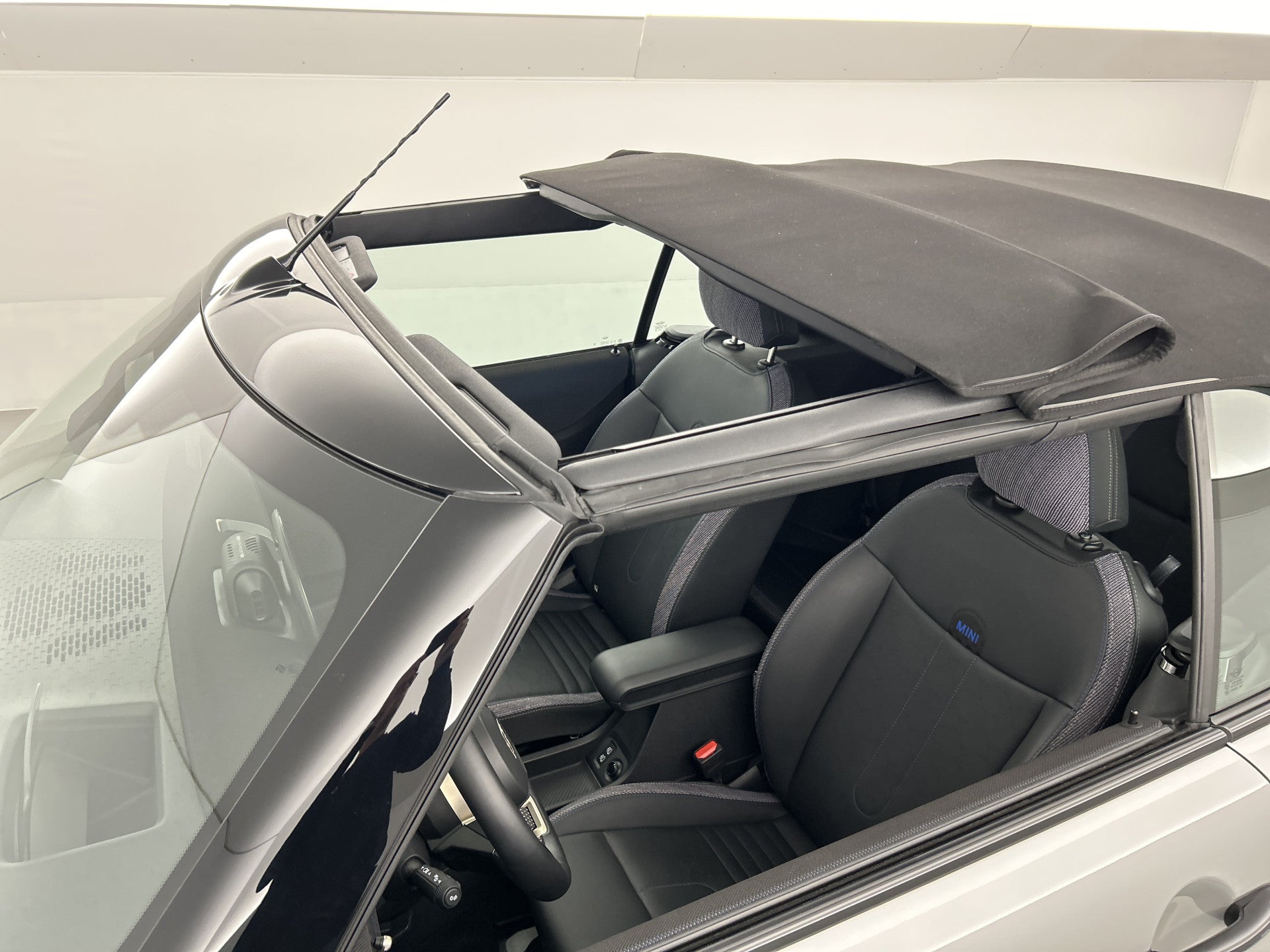 MINI Cooper Cabrio Mini 2.0 164 PK Favoured Sportstoel/Head-Up Display/18'LMV 52813610 afbeelding 60 hexon-img:b6828e8987da1131